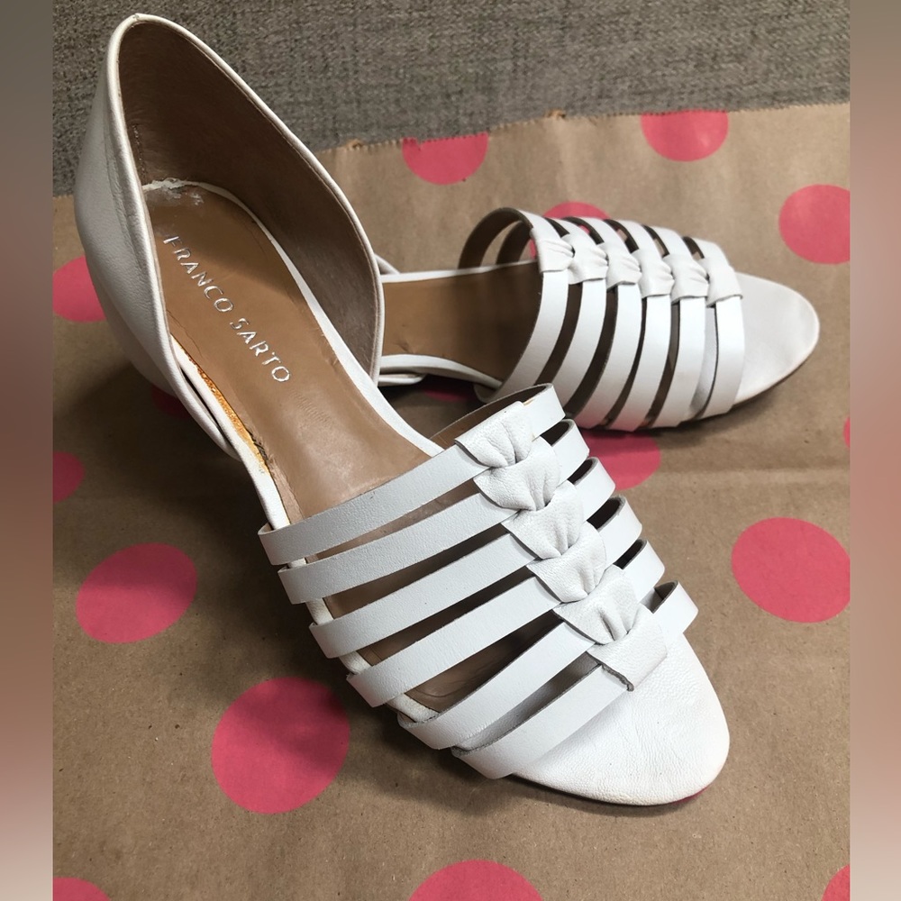 FRANCO SARTO WHITE FLATS SIZE 6.5